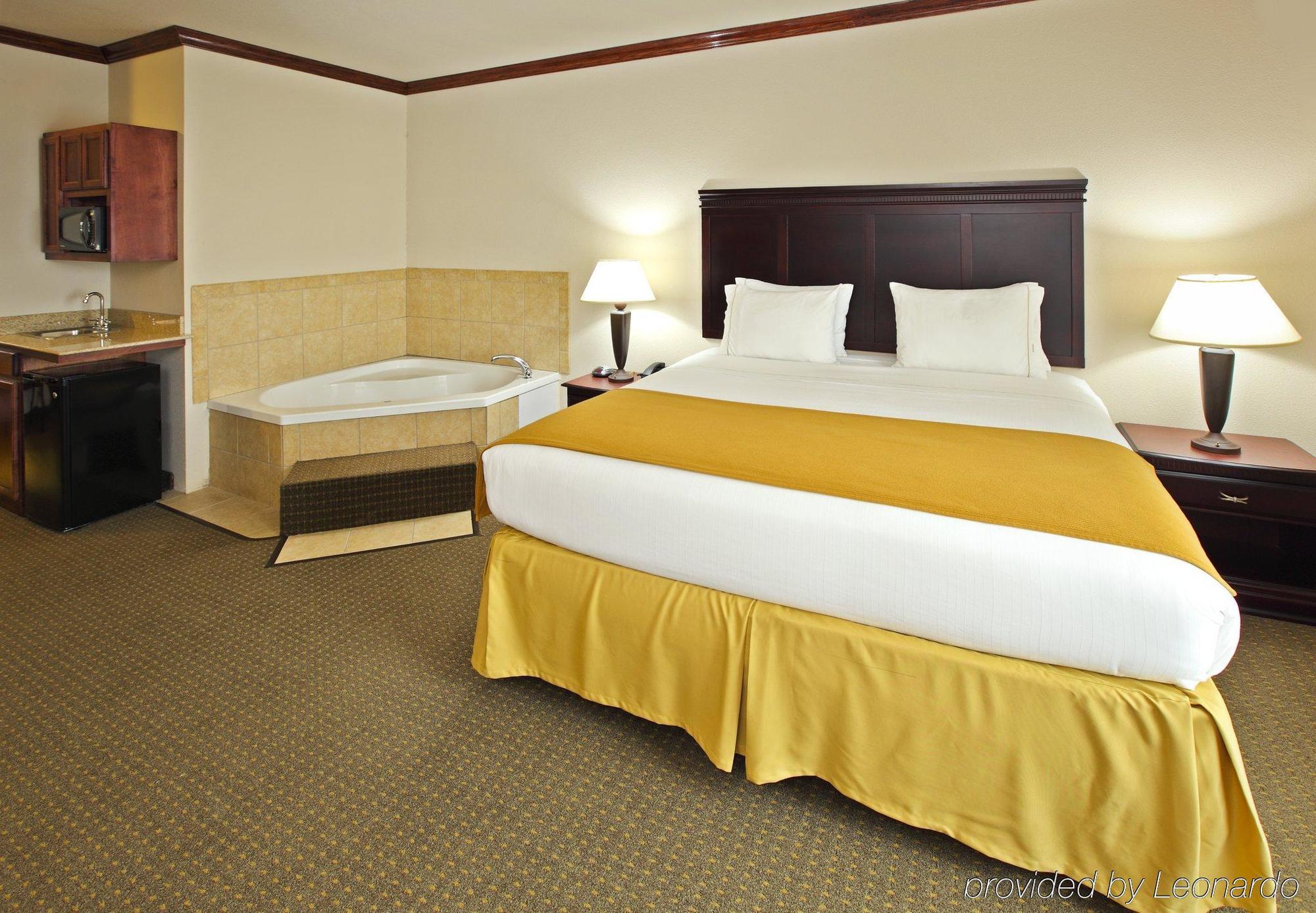 Holiday Inn Express Hotel & Suites Sherman Highway 75 By Ihg Room photo